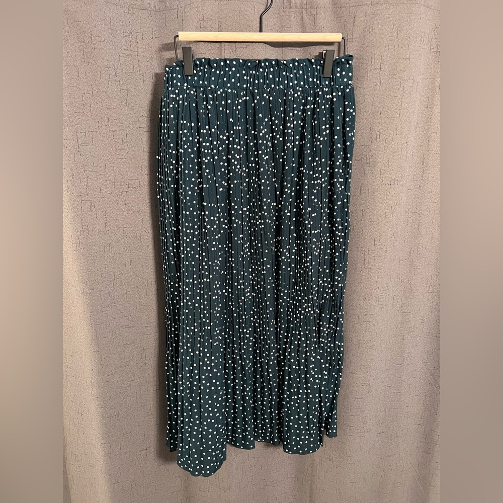 Women’s Green and White Polka Dot Skirt size XL. NWT.